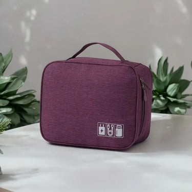 Pochette organisateur violet avec 1 compartiment, idéale pour ranger cùbles, chargeurs et accessoires de voyage.